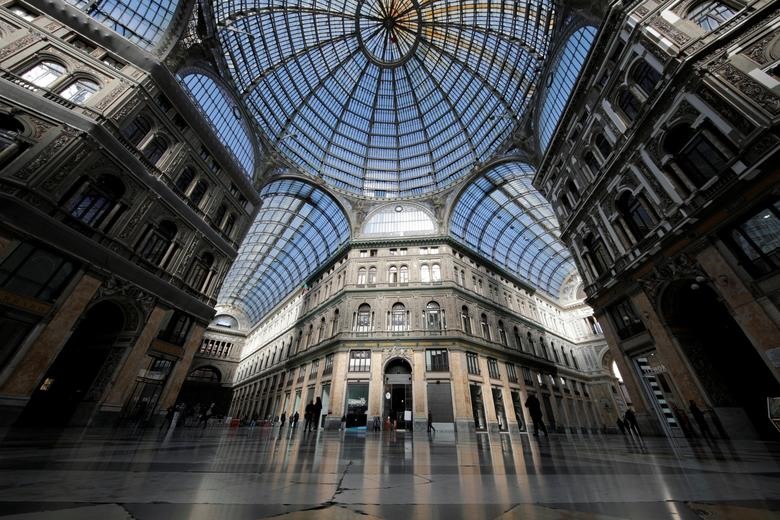 Triển lãm Galleria Umberto I ở Naples vắng người qua lại. Ảnh: Reuters