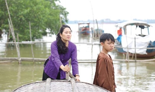 Hình ảnh người phụ nữ trong MV “Chấp chới sông Lam”. Ảnh: T.L