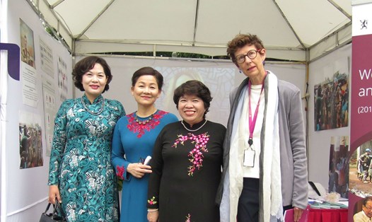 Đại sứ Na Uy tại Việt Nam Grete Løchen (ngoài cùng bên phải) chụp ảnh lưu niệm nhân dự một sự kiện về phụ nữ và trẻ em gái tại Việt Nam. Ảnh: ĐSQ