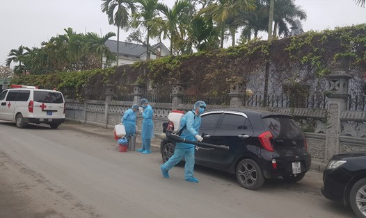 Lực lượng y tế  tiêu độc khử trùng ở thôn Phù Lưu, xã Phù Ninh, huyện Thủy Nguyên, Hải Phòng - ảnh PV