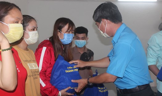 Ông Phạm Chí Tâm, Phó Chủ tịch LĐLĐ TP.Hồ Chí Minh tặng quà cho các giáo viên bị ngửng việc do ản hưởng của dịch COVID-19. Ảnh N.D