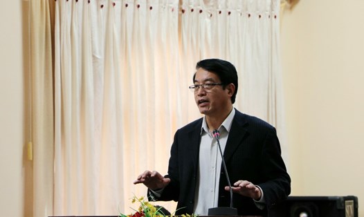 Ông Nguyễn Mậu Duyên - Trưởng phòng Nghiệp vụ y, Sở Y tế Thừa Thiên Huế báo cáo tình hình sức khỏe của 12 người đang ở Huế. Ảnh: PĐ.