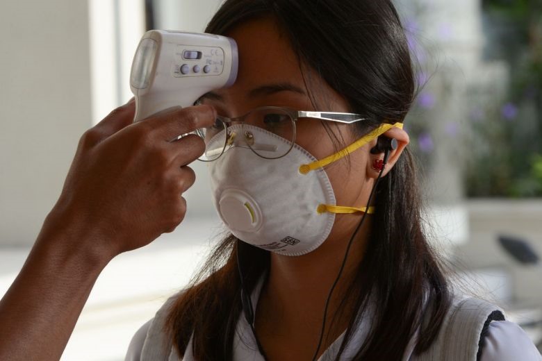 Kiểm tra nhiệt độ ở Manila, Philippines. Ảnh: AFP.