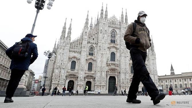 Người đi bộ ở quảng trường Piazza Duomo tại Milan, Italia. Ảnh: Reuters.