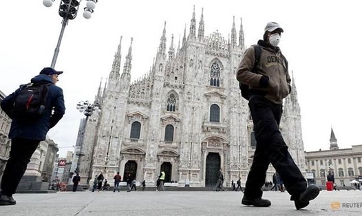 Người đi bộ ở quảng trường Piazza Duomo tại Milan, Italia. Ảnh: Reuters.