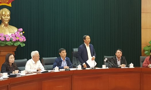 Bí thư Thành ủy Hải Phòng Lê Văn Thành chỉ đạo tại cuộc họp bàn phương án phòng chống dịch chiều tối ngày 7.3. Ảnh PV