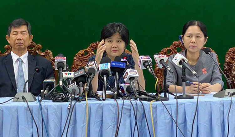 Phát ngôn viên Bộ Y tế Campuchia Or Vandine (giữa) thông tin về ca nhiễm COVID-19. Ảnh: Khmer Times