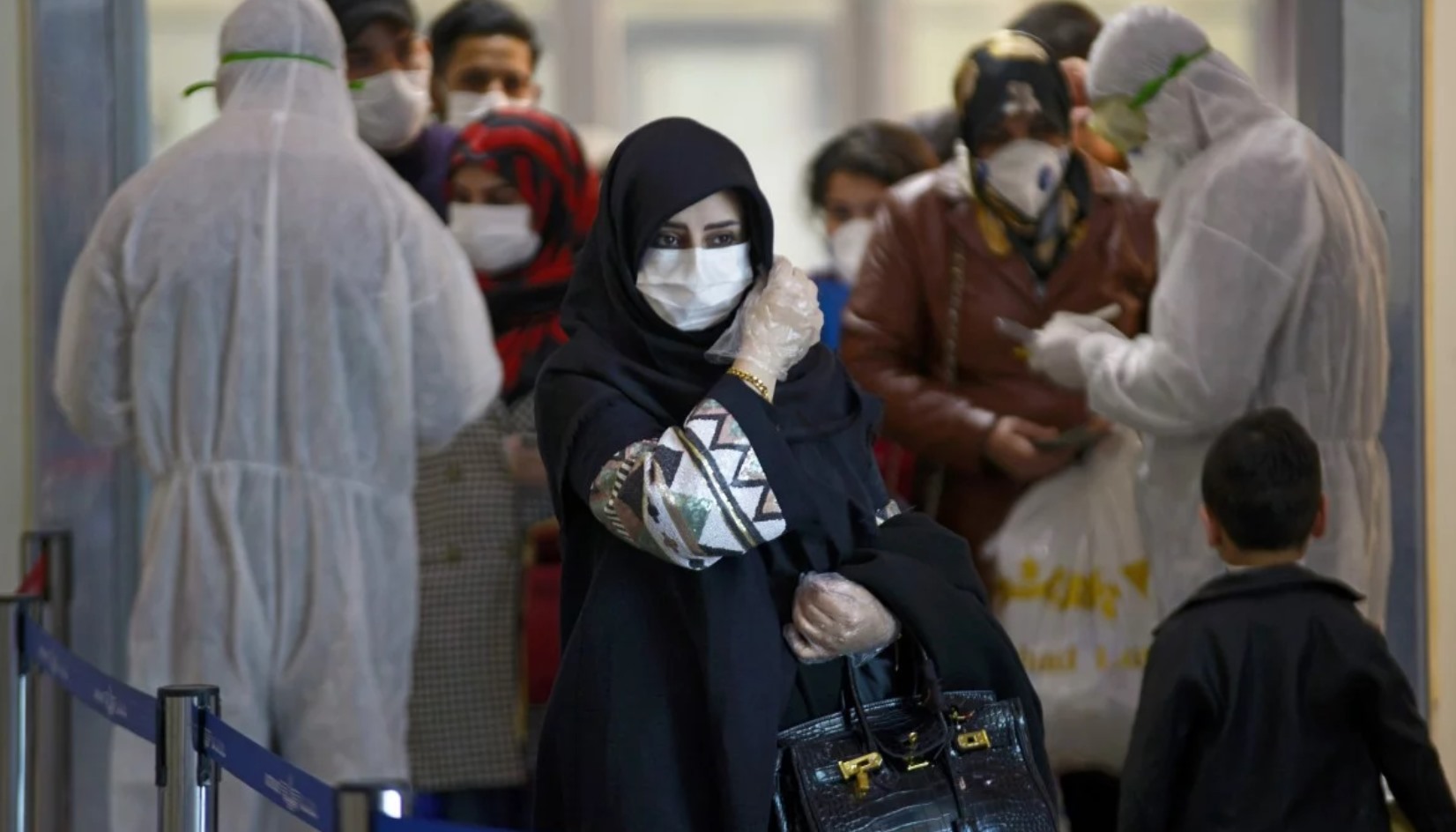 COVID-19 đang lây lan chóng mặt bên ngoài Trung Quốc. Ảnh: AFP