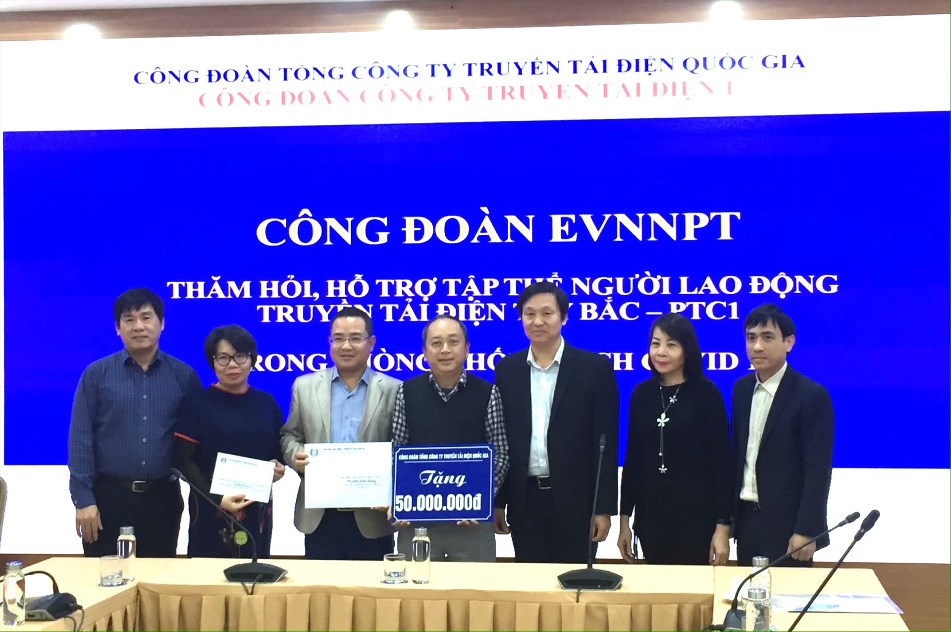 Đại diện Công đoàn Tổng Công ty truyền tải điện trao hỗ trợ cho các đơn vị. Ảnh: D.H