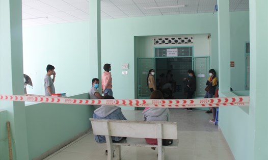 Bác sĩ khám cho nữ bệnh nhân N đang được cách ly tại Bệnh viện Bệnh Nhiệt đới Khánh Hòa. Ảnh: PV