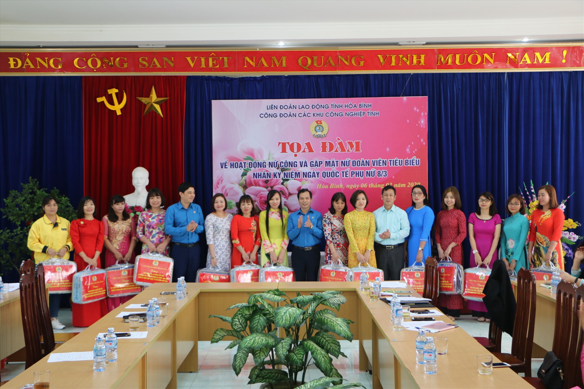 LĐLĐ tỉnh Hòa Bình trao tặng 15 suất quà cho 15 nữ công nhân tiêu biểu có thành tích xuất sắc trong lao động, sản xuất.