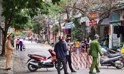 Khu phố Trần Văn Lan (Cát Bi, Hải Phòng) bị cách ly từ sáng 8.3 do có người bay cùng chuyến bay với bệnh nhân COVID-19 - ảnh PV