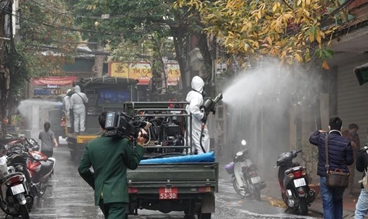 Phun tiêu độc khử trùng trên các tuyến phố ở Hà Nội. Ảnh: Hải Nguyễn