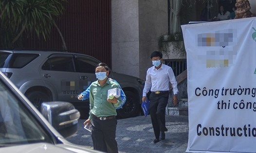 Lực lượng chức năng kiểm tra tại 1 khách sạn tại TP. Huế, nơi có người ngồi cùng chuyến bay với ca nhiễm COVID-19 thứ 17.