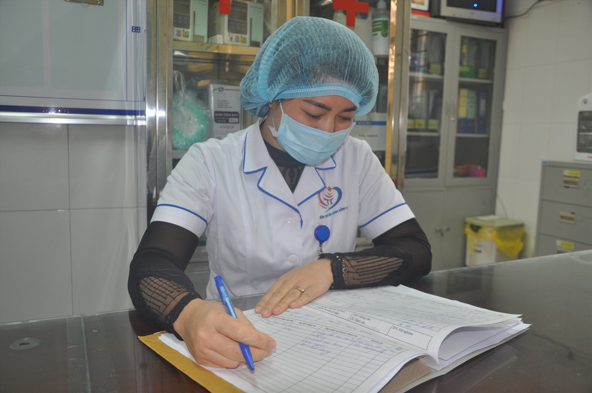 Chị Nguyễn Thị Mai Hương- điều dưỡng Khoa Truyền nhiễm, bệnh viện đa khoa Đống Đa - trong giờ làm việc.
