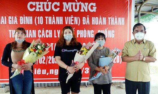Ông Dương Thành Trung, Chủ tịch UBND tỉnh Bạc Liêu tặng hoa cho hai gia đình đã hết thời hạn cách ly ngày 8.3 (ảnh Nhật Hồ)