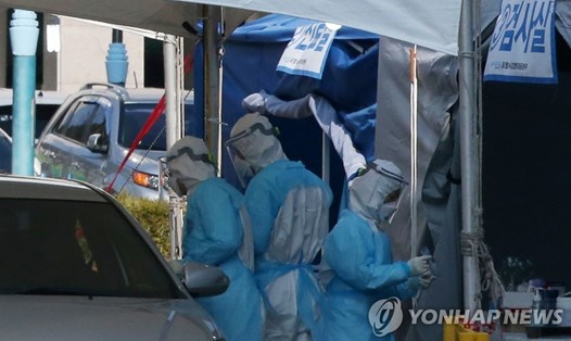 Các nhân viên y tế đang tiến hành kiểm dịch tại trung tâm lái xe ở Pohang, cách thủ đô Seoul khoảng 370 kilomet về phía đông. Ảnh: Yonhap
