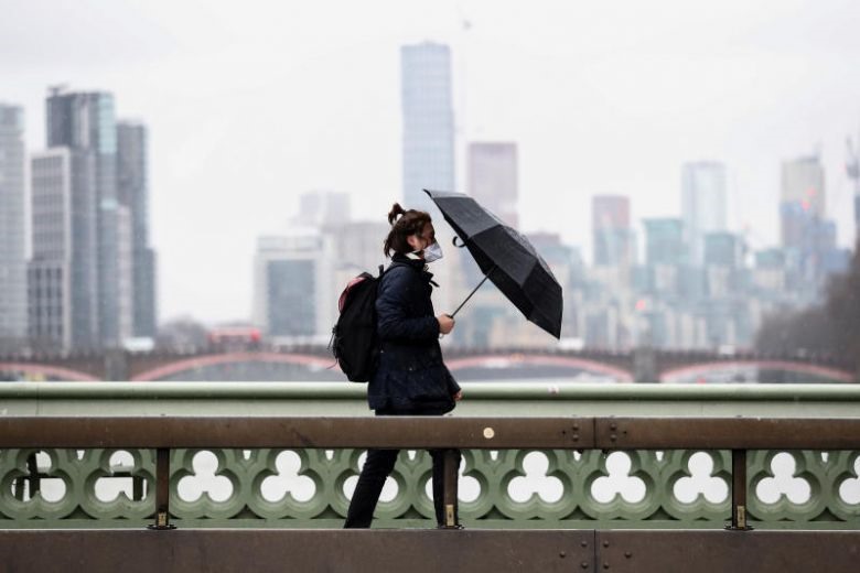 Người đi đường mang khẩu trang tại London, Anh. Ảnh: Straits Times.