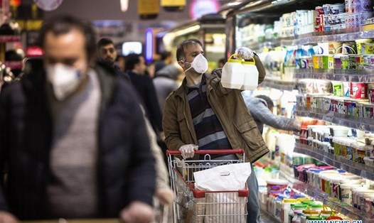 Người dân đeo khẩu trang đi mua sắm tại một trung tâm mua sắm ở Tehran, Iran. Ảnh: THX.