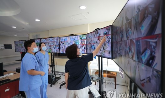 Nhân viên y tế theo dõi các phòng cách ly áp suất âm điều trị bệnh nhân SARS-CoV-2 tại Trung tâm Y tế Seoul ngày 9.3, Ảnh: Yonhap