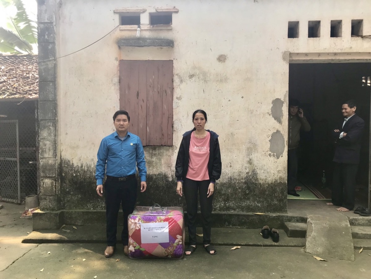 Đồng chí Nguyễn Thanh Phương  - Chủ tịch LĐLĐ huyện Tân Yên - tặng quà cho gia đình chị Cử.