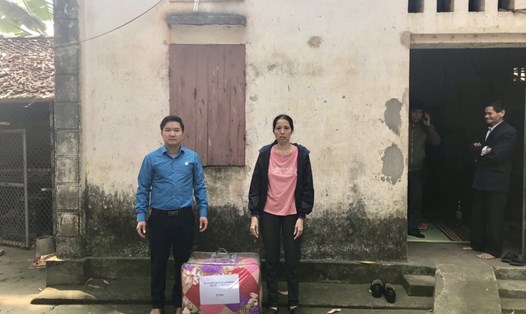 Đồng chí Nguyễn Thanh Phương  - Chủ tịch LĐLĐ huyện Tân Yên - tặng quà cho gia đình chị Cử.