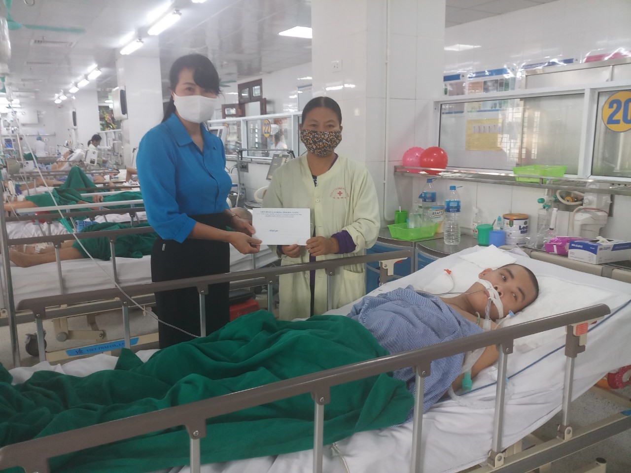 Đồng chí Nguyễn Thị Thu Hương  - Phó Chủ tịch Liên đoàn Lao động tỉnh Bắc Giang- trao hỗ trợ tới gia đình em Thắng.
