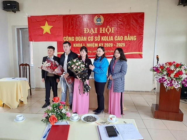 Lãnh đạo LĐLĐ huyện Nguyên Bình (Cao Bằng) chúc mừng Ban chấp hành Công đoàn cơ sở Công ty KOLIA nhiệm kỳ 2020-2025. Ảnh: T.H
