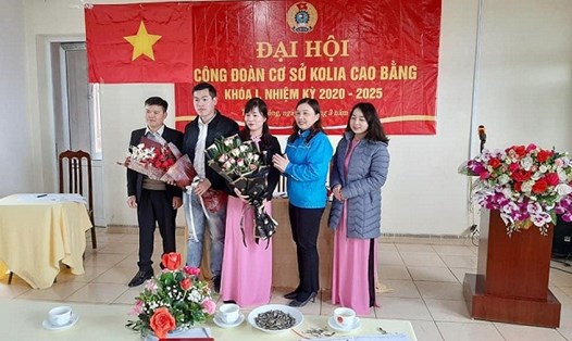 Lãnh đạo LĐLĐ huyện Nguyên Bình (Cao Bằng) chúc mừng Ban chấp hành Công đoàn cơ sở Công ty KOLIA nhiệm kỳ 2020-2025. Ảnh: T.H