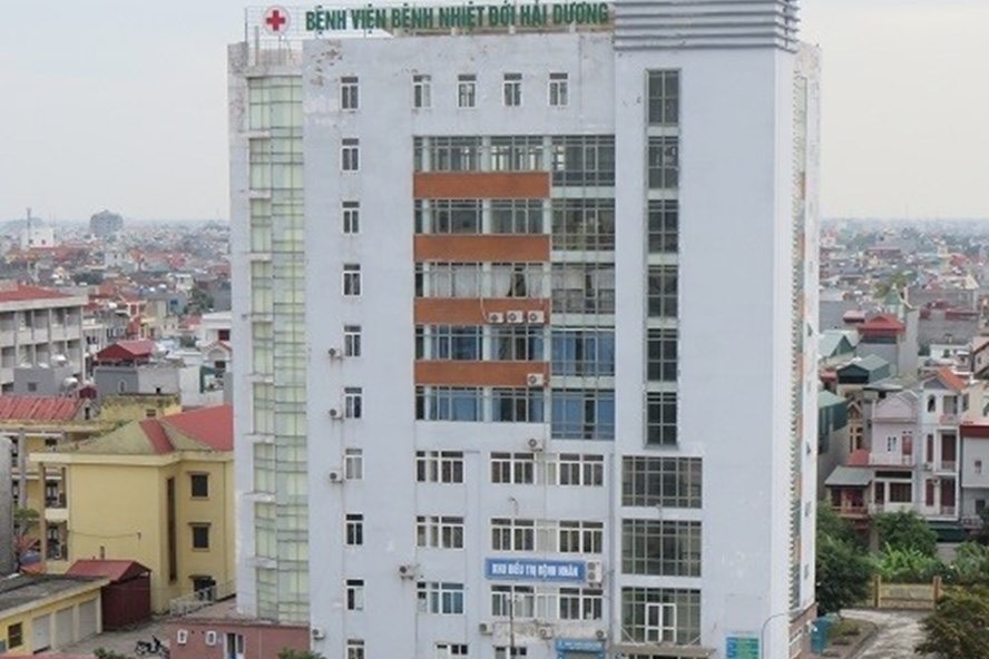 Nhóm thợ lắp đặt nội thất tại nhà 125 Trúc Bạch hiện được cách ly y tế tại Bệnh viện Bệnh nhiệt đới tỉnh Hải Dương.