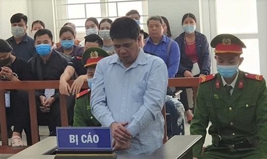Bị cáo Phạm Văn Huân (áo xanh, đứng) tại phiên tòa.