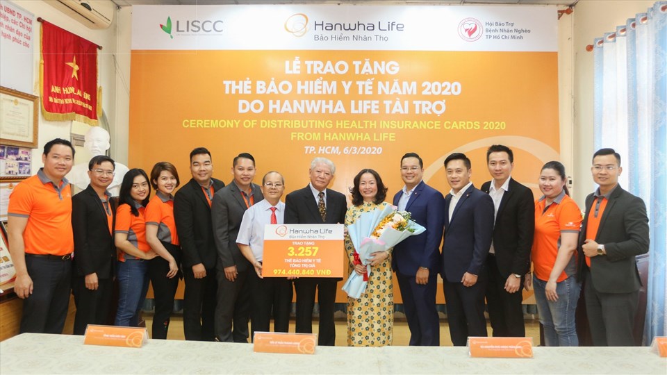 Ban giám đốc cùng các thành viên của Hanwha Life Việt Nam chụp ảnh lưu niệm cùng Ban Chấp hành Hội Bảo trợ Bệnh nhân Nghèo TP.HCM.
