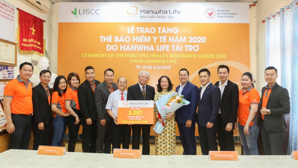 Ban giám đốc cùng các thành viên của Hanwha Life Việt Nam chụp ảnh lưu niệm cùng Ban Chấp hành Hội Bảo trợ Bệnh nhân Nghèo TP.HCM. Ban giám đốc cùng các thành viên của Hanwha Life Việt Nam chụp ảnh lưu niệm cùng Ban Chấp hành Hội Bảo trợ Bệnh nhân Nghèo TP.HCM.
