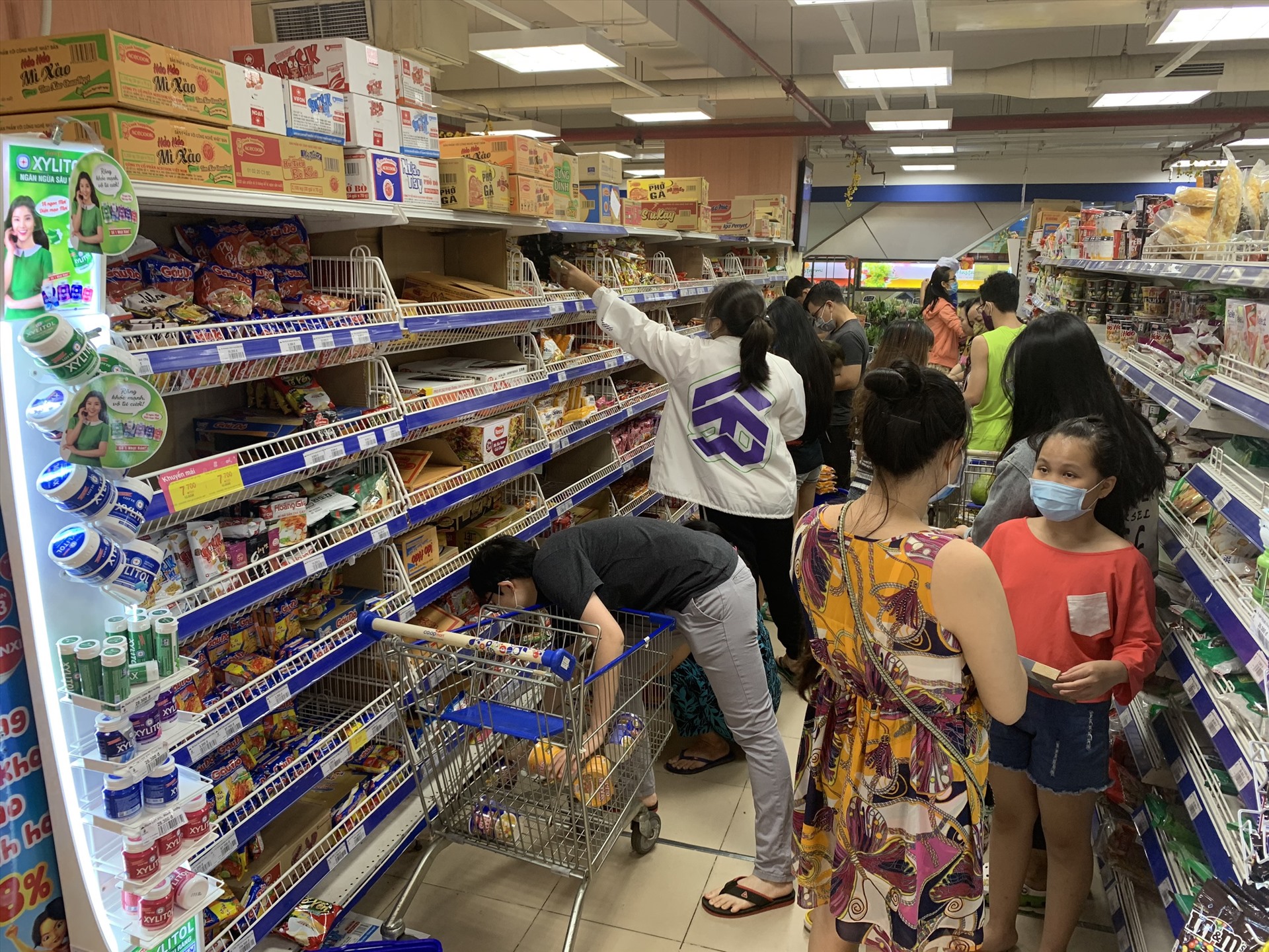 Nhiều người lo lắng vì dịch bệnh nên đi mua đồ ăn tích trữ. Ảnh: Tuệ Nhi