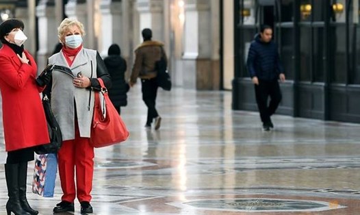 Người dân đeo khẩu trang ngắm nhìn trung tâm mua sắm Galleria Vittorio Emanuele II sau khi chính phủ Italia quyết định phong tỏa trung tâm tài chính Milan. Ảnh: Reuters