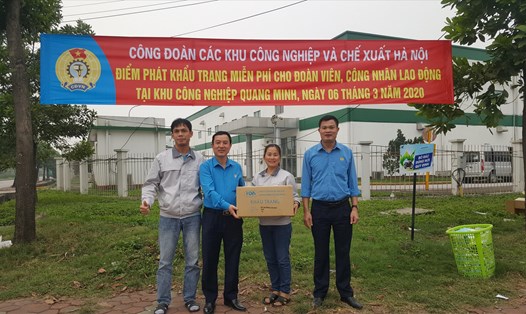 CĐ các khu công nghiệp-chế xuất Hà Nội tặng khẩu trang cho CNLĐ. Ảnh:Hà Anh