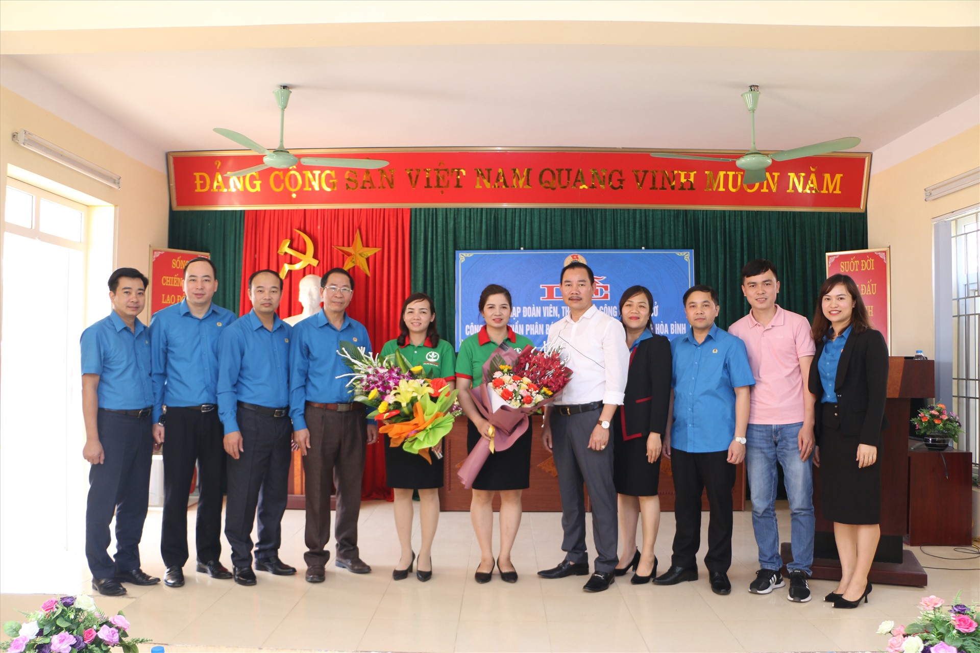Lãnh đạo Liên đoàn Lao động tỉnh, thành phố Hòa Bình chúc mừng Ban chấp hành công đoàn cơ sở lâm thời.