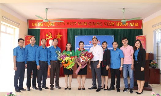 Lãnh đạo Liên đoàn Lao động tỉnh, thành phố Hòa Bình chúc mừng Ban chấp hành công đoàn cơ sở lâm thời.