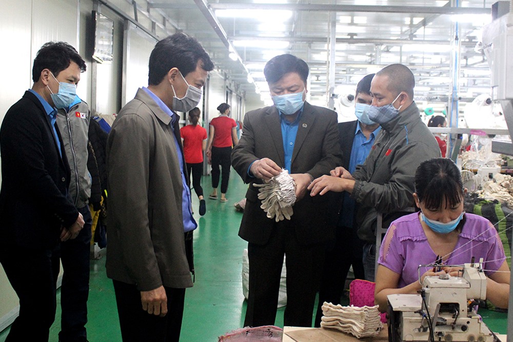 Đoàn kiểm tra thăm tình hình sản xuất và việc phòng chống dịch tại Công ty TNHH Găng tay DongWon Việt Nam.