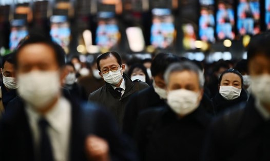 Người dân đeo khẩu trang tại một nhà ga ở Tokyo, Nhật Bản. Ảnh: AFP.
