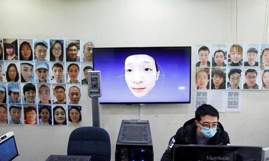 Công ty công nghệ Hanwang Trung Quốc ra mắt công nghệ nhận diện khuôn mặt và xác định đanh tính qua lớp khẩu trang. Ảnh: Reuters