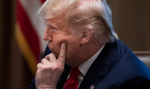 Ảnh chụp Tổng thống Donald Trump chạm tay lên mặt trong cuộc họp về COVID-19 hôm 2.3 ở Nhà Trắng. Ảnh: Getty Images
