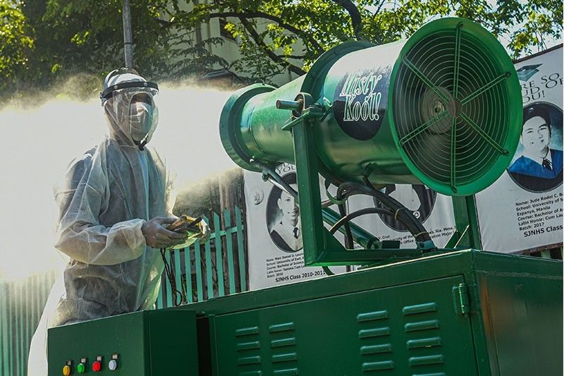 Công nhân khử trùng một trường học ở Manila, Philippines. Ảnh: AFP.