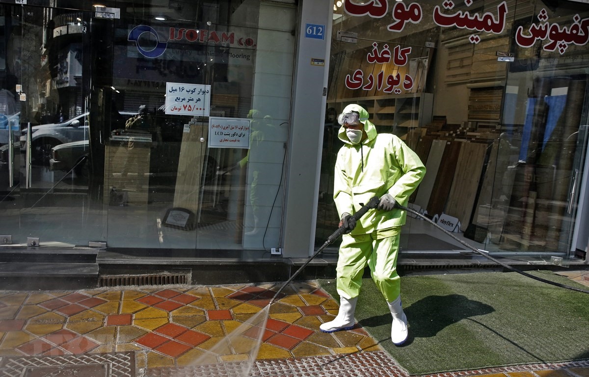 Phun thuốc khử trùng nhằm ngăn ngừa sự lây lan của dịch bệnh COVID-19 tại Tehran, Iran hôm 5.3. Ảnh: AFP.