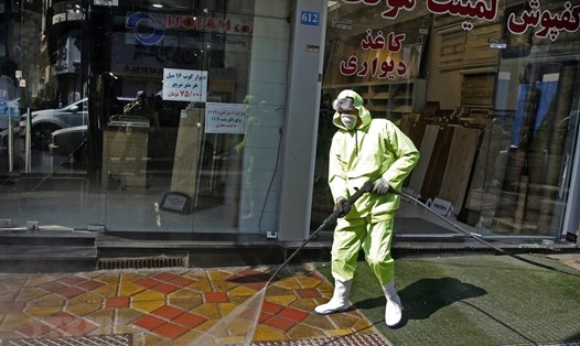 Phun thuốc khử trùng nhằm ngăn ngừa sự lây lan của dịch bệnh COVID-19 tại Tehran, Iran hôm 5.3. Ảnh: AFP.