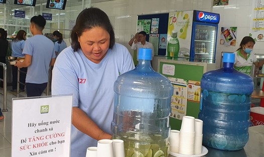 Người lao động của Công ty Saigon Food được khuyến khích sử dụng nước chanh sả để nâng cao sức đề kháng. Ảnh: N.A