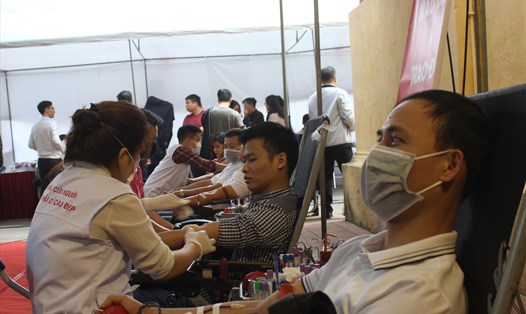 Cán bộ công nhân viên chức Tập đoàn Hóa chất Việt Nam tham gia hiến máu tình nguyện. Ảnh: Trần Kiều