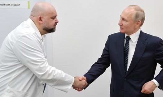 Bác sĩ Nga bắt tay với ông Putin tuần trước mắc COVID-19. Ảnh: Sputnik/Reuters.