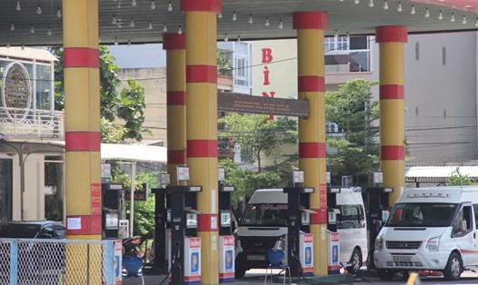 Lượng nhiên liệu dự trữ tại các kho trên địa bàn Bình Định và các tỉnh lân cận đảm bảo, không có chuyện các cửa hàng bán lẻ xăng dầu đóng cửa trong thời gian tới. Ảnh: N.T