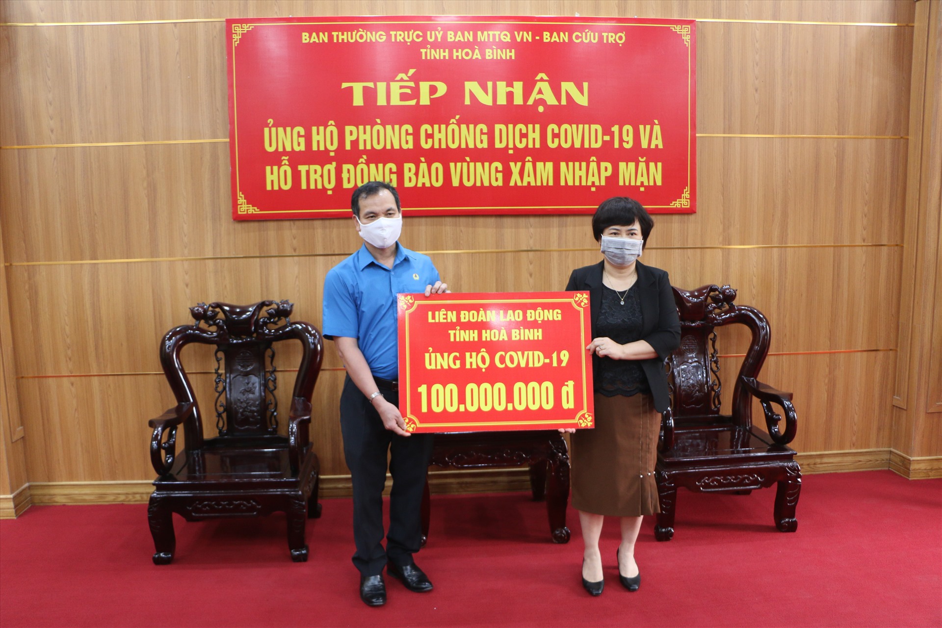 Đồng chí Nguyễn Mạnh Cương – Chủ tịch LĐLĐ tỉnh Hòa Bình- trao tiền ủng hộ phòng chống dịch COVID-19.